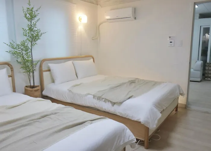 Cozy Hapjeong Hongdae, Parking Available, Negotiable Apartment