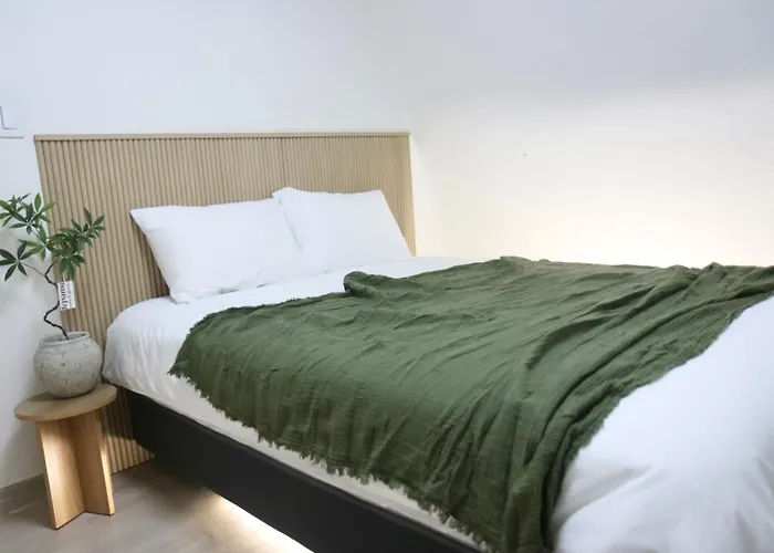 Cozy Hapjeong Hongdae, Parking Available, Negotiable * Seoul